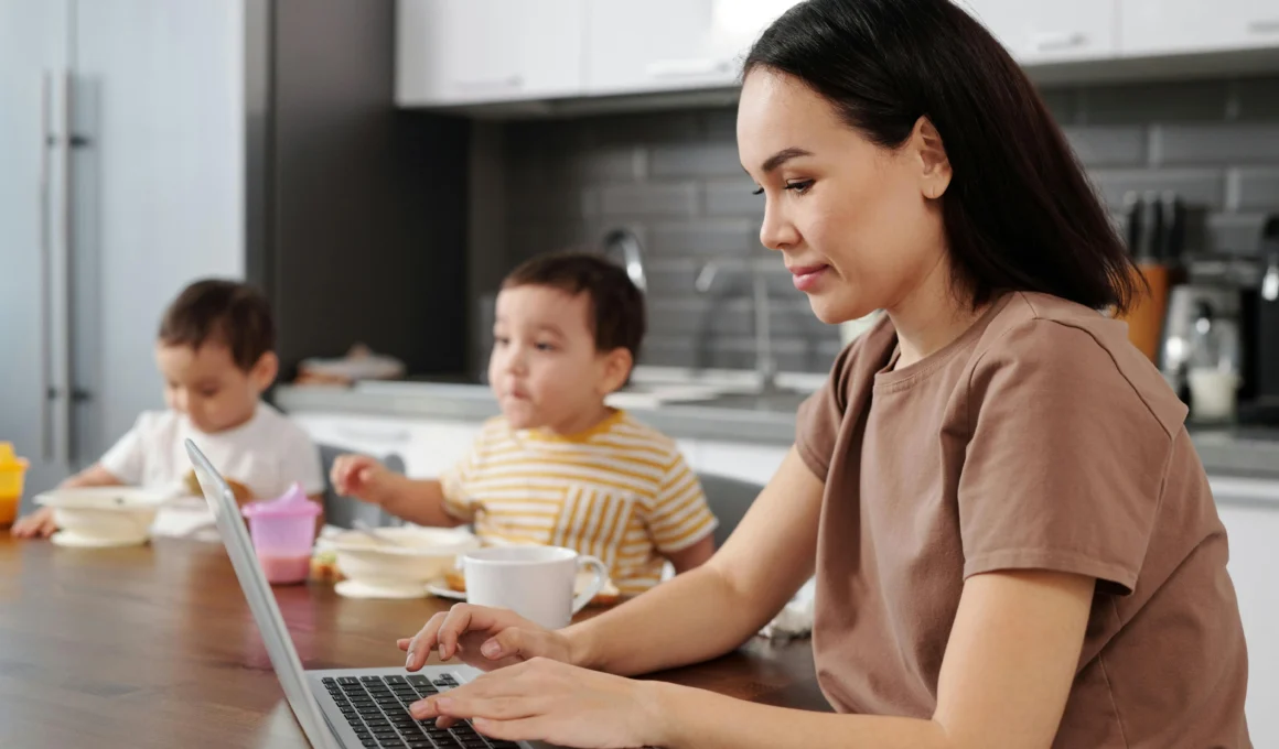 Mulher trabalhando como Closer Digital com filhos ao fundo