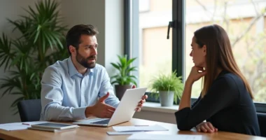 Profissional de vendas consultivas negociando com cliente em escritório moderno, com papéis e laptop na mesa
