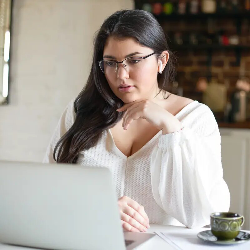 Latin brunette girl posing indoor