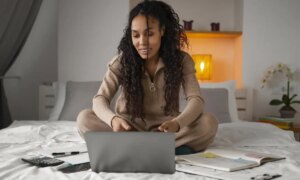 Full shot woman working as an economist